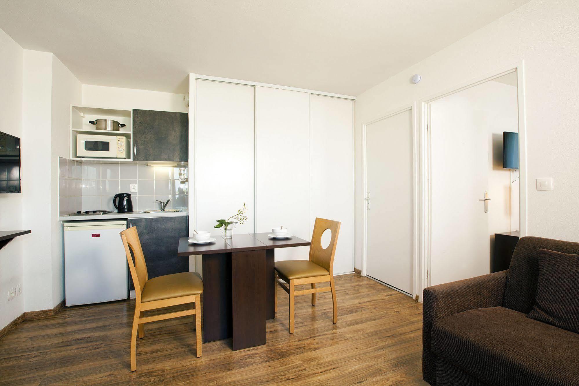เซฌูร์ แอนด์ อัฟแฟร์ ก็อง เลอ โคล โบมัว Aparthotel ภายนอก รูปภาพ