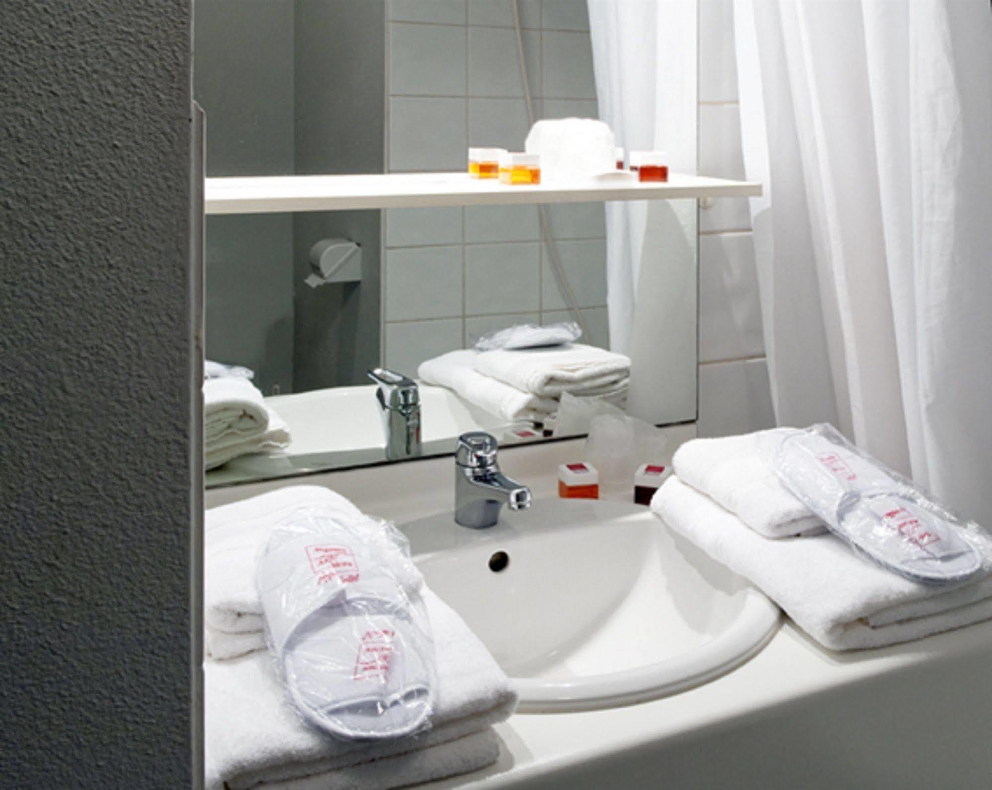 เซฌูร์ แอนด์ อัฟแฟร์ ก็อง เลอ โคล โบมัว Aparthotel ภายนอก รูปภาพ