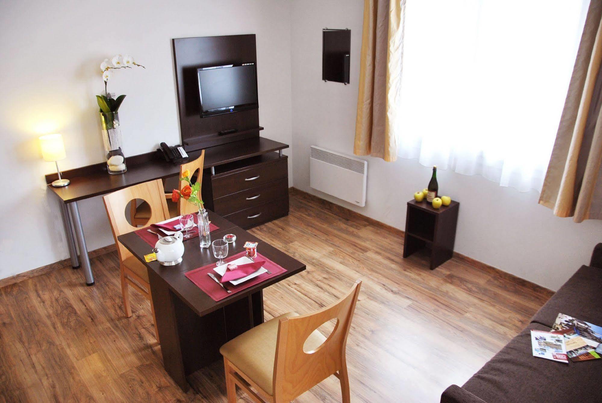 เซฌูร์ แอนด์ อัฟแฟร์ ก็อง เลอ โคล โบมัว Aparthotel ภายนอก รูปภาพ